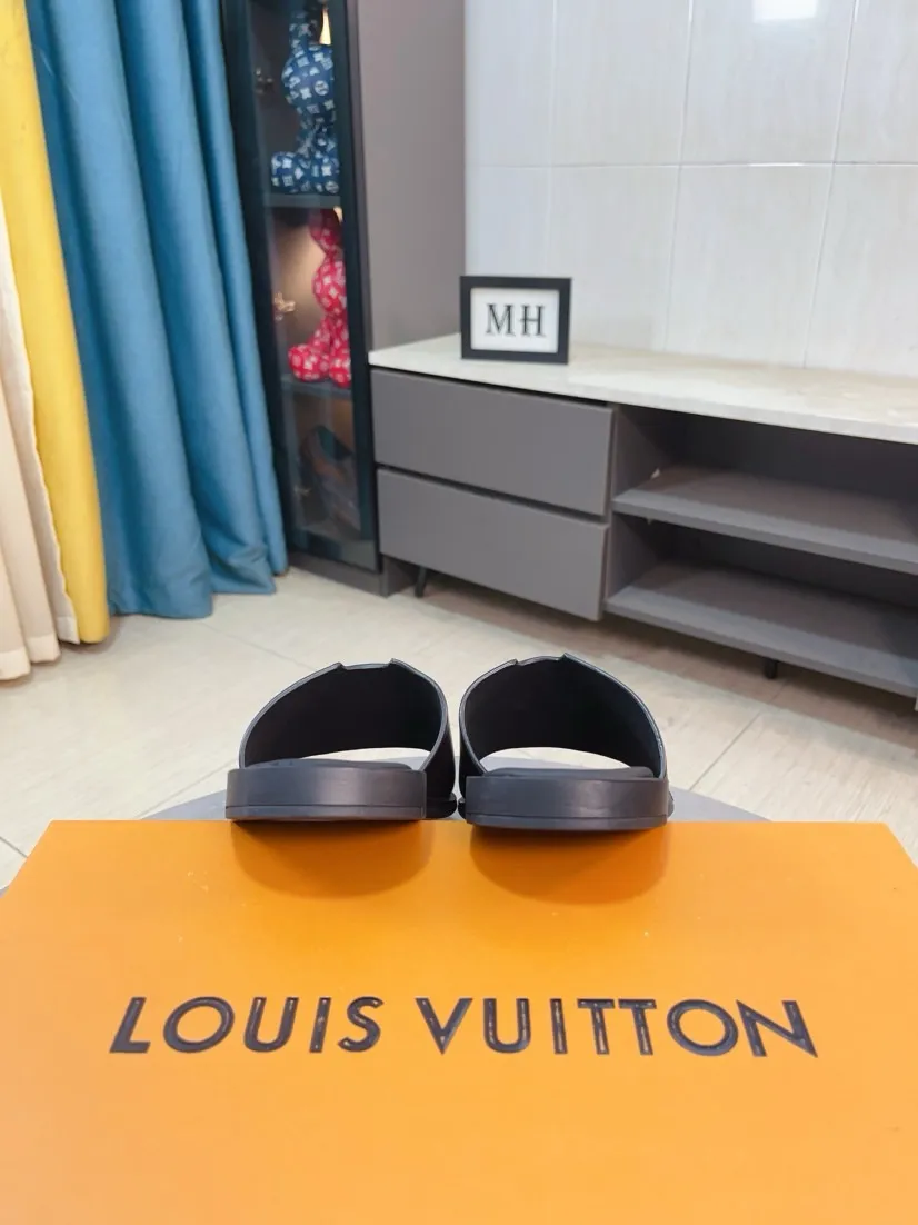 Men's men's shoes 💰360🌸🌸LV medium men's spring and summer slippers counter synchronization. The uppers are imported from Italy with open edge beads and color-changing logo graphics. High-quality craftsmanship. Soles: Original soles specially provided by the original factory. Exclusive molded soles are super comfortable. Original factory single goods. 🔍🔍High quality. You can enter and exit the counter at will. Welcome to compare. Size 38-45